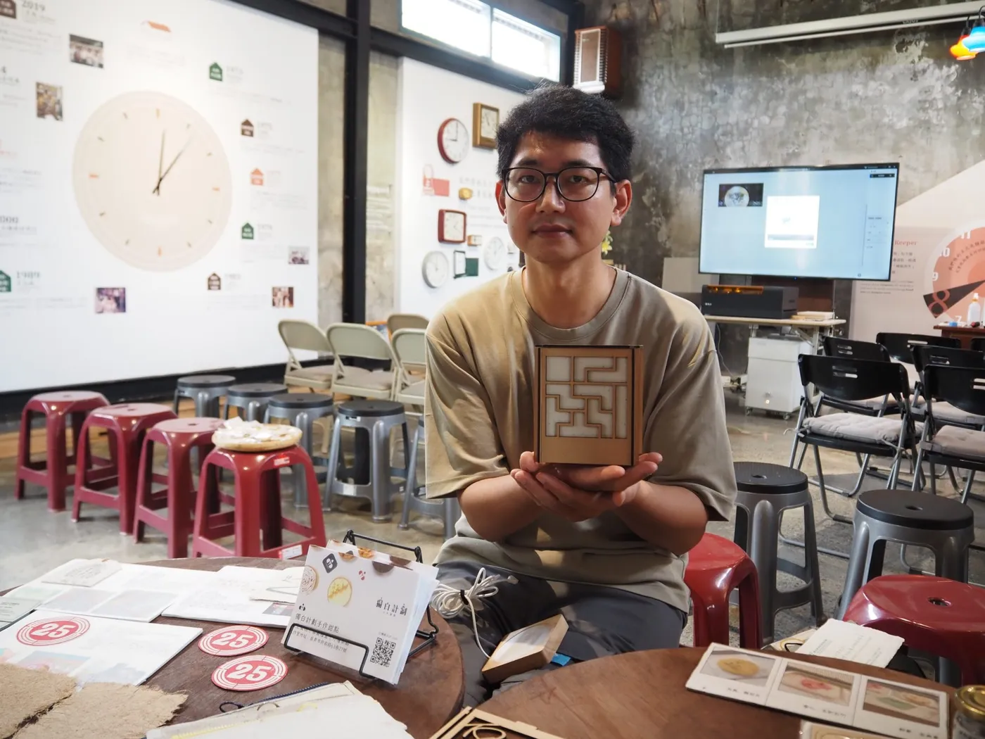 Chen Shiyi teaching a hands-on handmade paper workshop